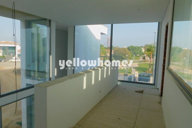 Moradia contemporânea em construção frente ao golfe em Vilamoura